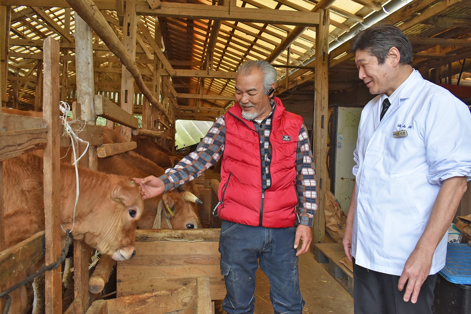 竹﨑さんから土佐あかうしへ対しての情熱を伺う松本総料理長。