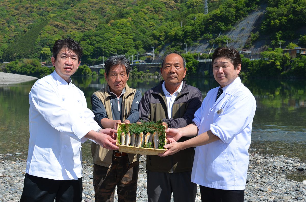 アユ釣り名人の藤田幸政さん（中央左）と尾﨑さん（中央右）と記念撮影