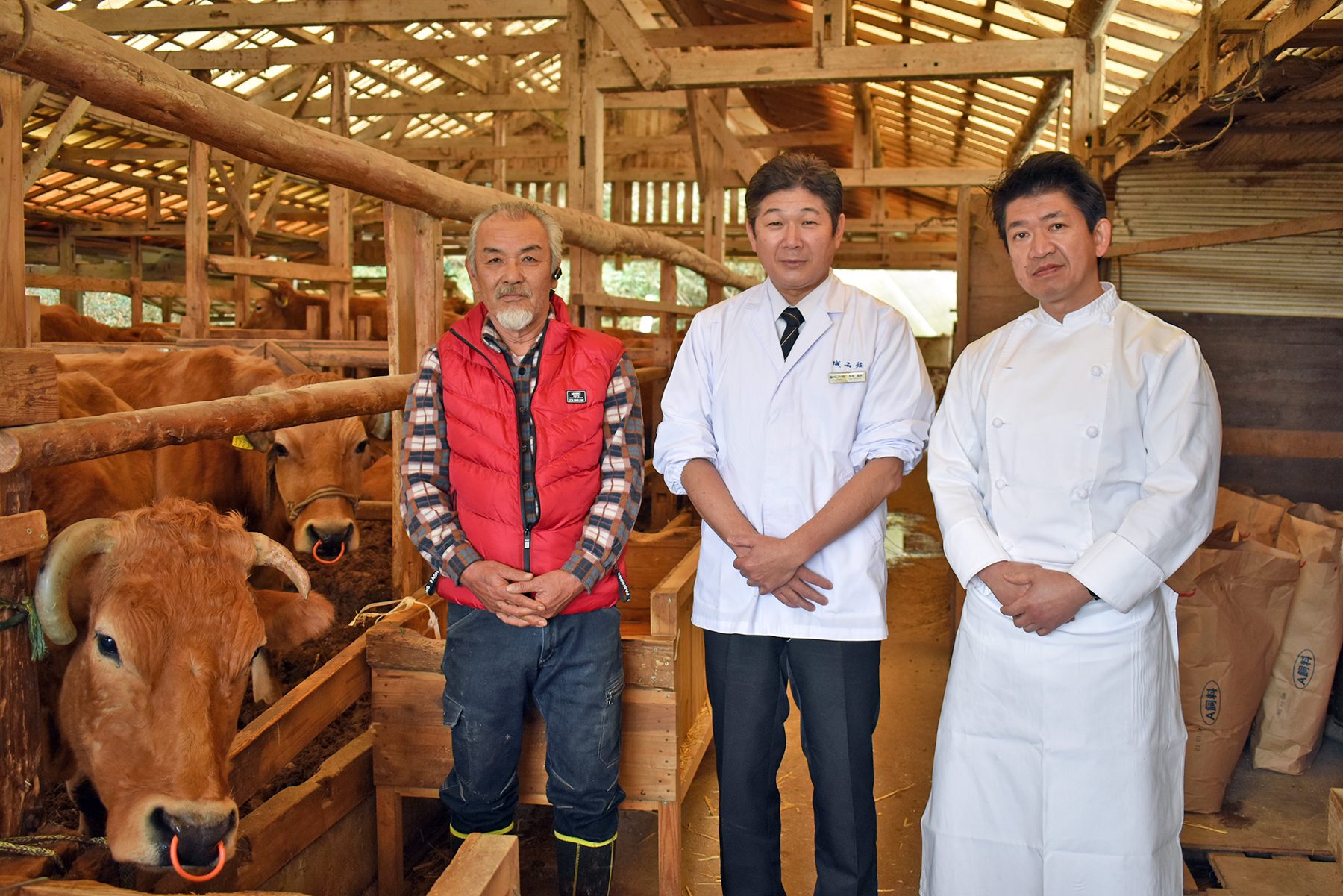 竹﨑稔さんと松本総料理長と斉藤料理長で記念撮影。