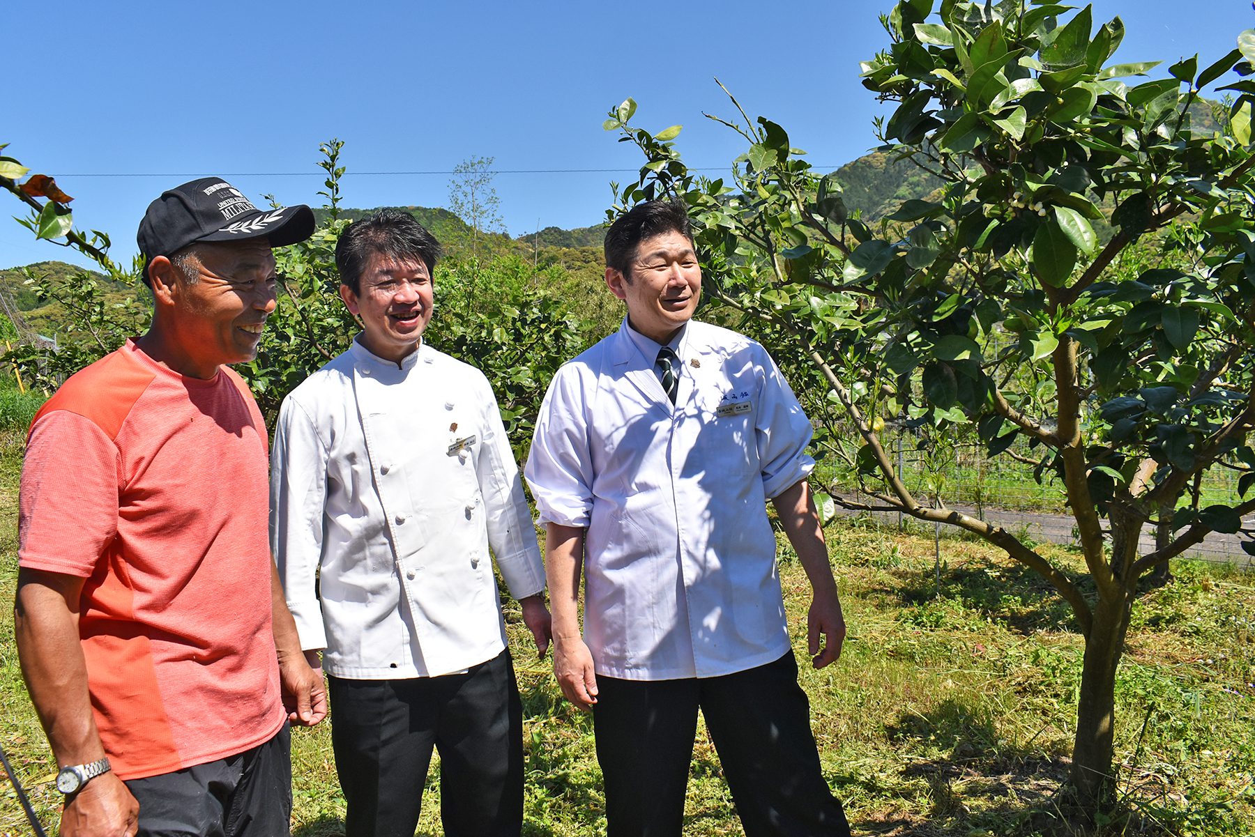 伊与田さんから四万十ぶしゅかんの魅力を伺う松本総料理長と斉藤料理長。